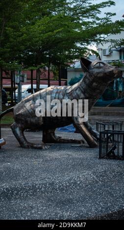 Extérieur du monument Cats dans le centre-ville de Kuching, Malaisie. En raison de l'abondance des chats dans la région, Kuching est souvent appelé « la ville des chats » Banque D'Images