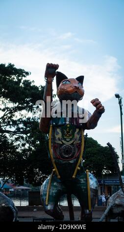 Extérieur du monument Cats dans le centre-ville de Kuching, Malaisie. En raison de l'abondance des chats dans la région, Kuching est souvent appelé « la ville des chats » Banque D'Images