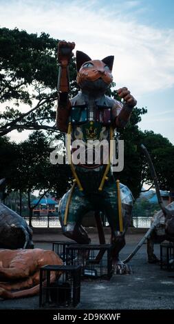 Extérieur du monument Cats dans le centre-ville de Kuching, Malaisie. En raison de l'abondance des chats dans la région, Kuching est souvent appelé « la ville des chats » Banque D'Images