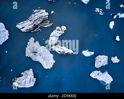 Vue aérienne sur le lagon du glacier en Islande. Vue sur les icebergs Banque D'Images