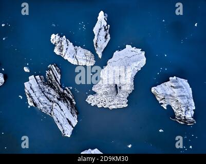 Vue aérienne sur le lagon du glacier en Islande. Vue sur les icebergs Banque D'Images