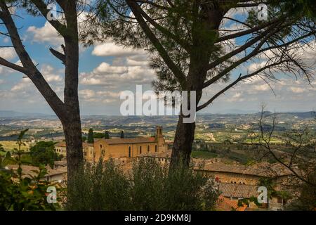 Vue imprenable sur l'église Saint Augustin (1280) dans le village médiéval de San Gimignano, site classé au patrimoine mondial de l'UNESCO, Sienne, Toscane, Italie Banque D'Images