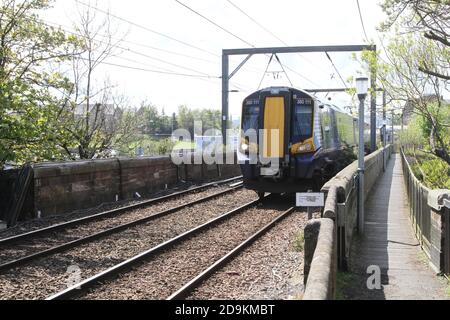 Ayr Ayrshire, Écosse, Royaume-Uni train de voyageurs ScotRail traverse River Ayr Banque D'Images