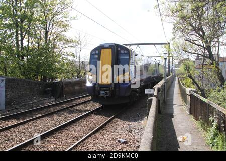 Ayr Ayrshire, Écosse, Royaume-Uni train de voyageurs ScotRail traverse River Ayr Banque D'Images