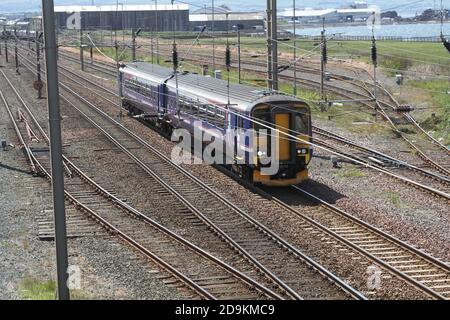 Train de transport de passagers Strathcylde, Ayr Ayrshire, Écosse, Royaume-Uni le train de voyageurs ScotRail passe par Falkland Juntion, Ayr Banque D'Images