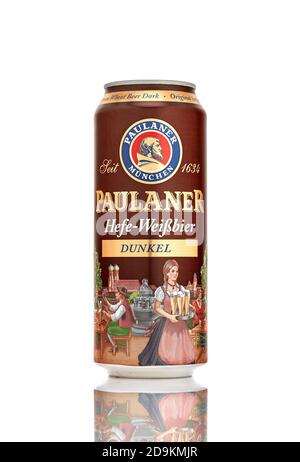 Canette de bière Paulaner Hefe Weissbier Dunkel sur fond blanc. Célèbre brasserie en Allemagne. 21.06.2019, Rostov-sur-le-Don, Russie. Banque D'Images