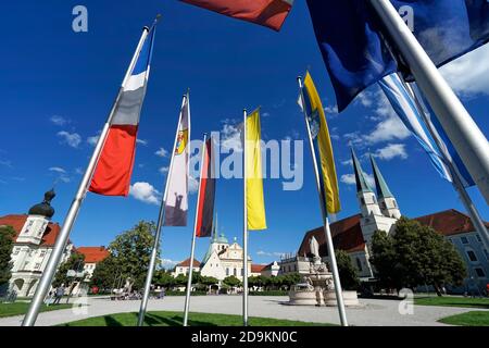 Allemagne, Bavière, haute-Bavière, quartier Altötting, Kapellplatz, hôtel de ville, chapelle Sainte, Marienbrunnen, église collégiale paroissiale, drapeaux Banque D'Images