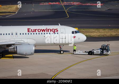 Düsseldorf, Rhénanie-du-Nord-Westphalie, Allemagne, avions Eurowings sur le chemin de la piste, aéroport international de Düsseldorf, DUS. Banque D'Images