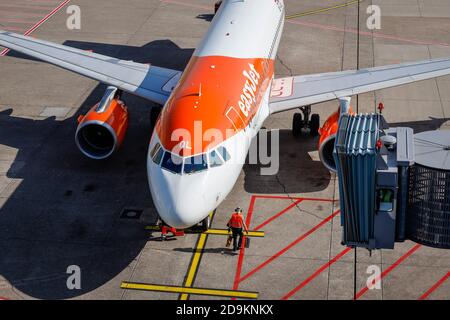 Düsseldorf, Rhénanie-du-Nord-Westphalie, Allemagne, l'avion easyJet est stationné à la porte de l'aéroport international de Düsseldorf, DUS. Banque D'Images