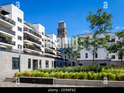 Muelheim an der Ruhr, région de la Ruhr, Rhénanie-du-Nord-Westphalie, Allemagne, nouvelles propriétés de construction dans le centre-ville au port de la Ruhrbania avec vue sur la tour de l'hôtel de ville. Banque D'Images