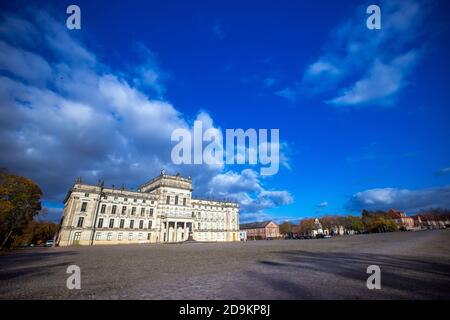 Ludwigslust, Allemagne. 03ème novembre 2020. Le château de Ludwigslust, également connu sous le nom de Versailles du Nord. En 2016, le palais a été rouvert après cinq ans de rénovation. Ensoleillé et avec des températures douces autour de 15 degrés Celsius, l'automne dans le nord de l'Allemagne montre son beau côté. Credit: Jens Büttner/dpa-Zentralbild/ZB/dpa/Alay Live News Banque D'Images