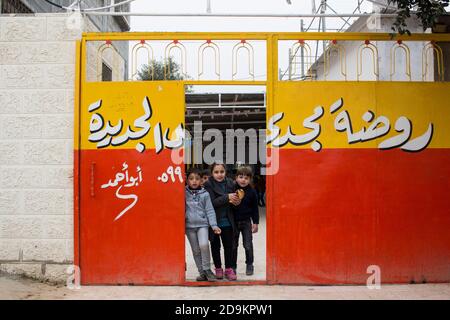 Les élèves d'une école primaire à Rafah, dans le sud de la bande de Gaza, à la frontière avec l'Égypte Banque D'Images