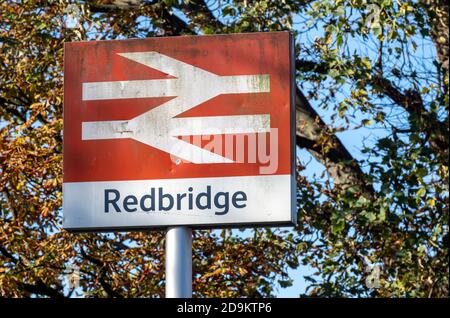 Panneau de la gare ferroviaire britannique à la gare ferroviaire de Redbridge, Redbridge, Southampton, Hampshire, Angleterre, Royaume-Uni. Banque D'Images