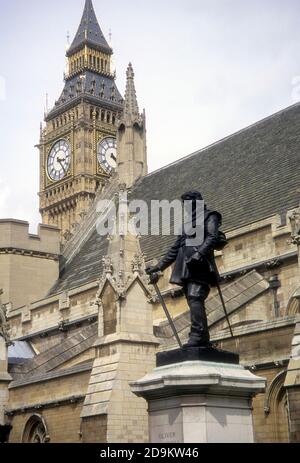 LONDRES - 30 MAI 2000 - Monument Oliver Cromwell, Westminster, Londres, Royaume-Uni Banque D'Images