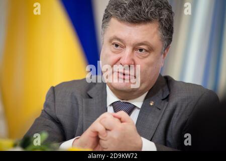 KIEV, UKRAINE - 24 JUILLET 2014 : Portrait du Président de l'Ukraine Petro Porochenko lors de la réunion officielle de l'Administration présidentielle Banque D'Images