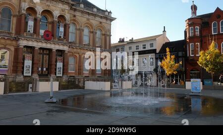 Ipswich, Suffolk, Royaume-Uni - 6 novembre 2020 : un grand coquelicot sur le bâtiment de l'échange de maïs prêt pour le dimanche du souvenir. Banque D'Images