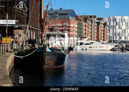 Ipswich, Suffolk, Royaume-Uni - 6 novembre 2020 : la barge de voile Victor amarré dans le port de plaisance. Banque D'Images