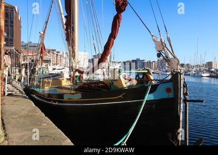 Ipswich, Suffolk, Royaume-Uni - 6 novembre 2020 : la barge de voile Victor amarré dans le port de plaisance. Banque D'Images