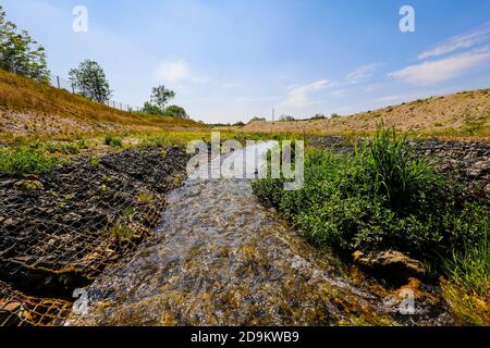 L'eau courante renatrée, le Hellbach appartient au système de l'Emscher, était auparavant un canal d'eaux usées ouvert, au-dessus du sol, conversion d'Emscher, Recklinghausen, région de la Ruhr, Rhénanie-du-Nord-Westphalie, Allemagne Banque D'Images