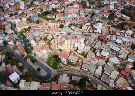 Vue aérienne du quartier historique de Valparaiso. Maisons colorées sur les collines avec route courbe et vue sur les rues d'en haut. Valparaiso, Chili. Banque D'Images