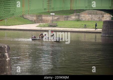 CCracow. Cracovie. Pologne. Groupe de pêcheurs à la ligne en bateau à moteur sur la rivière Vistule pêche. Banque D'Images