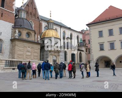 Les touristes se rassemblent au complexe du château de Wawel et à l'église nationale de Pologne où l'avocat nazi s'est attardé, à Cracovie, dans la petite Pologne Banque D'Images