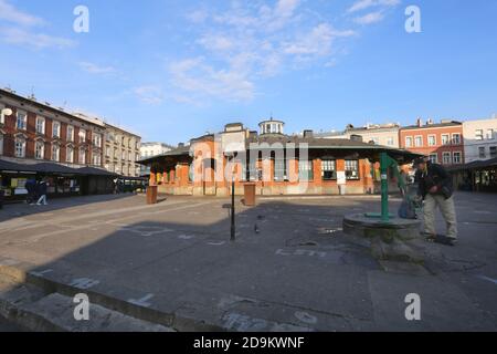 Cracovie. Cracovie. Pologne. Plac Nowy (Nouvelle place), centre de Kazimierz, anciens quartiers juifs, actuellement centre de divertissement de 24/7, complètement désert Banque D'Images