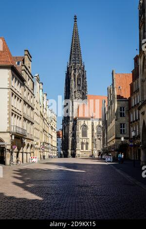 Muenster, Rhénanie-du-Nord-Westphalie, Allemagne, Prinzipalmarkt avec Lambertikirche en temps de crise de la couronne sans contact. Banque D'Images