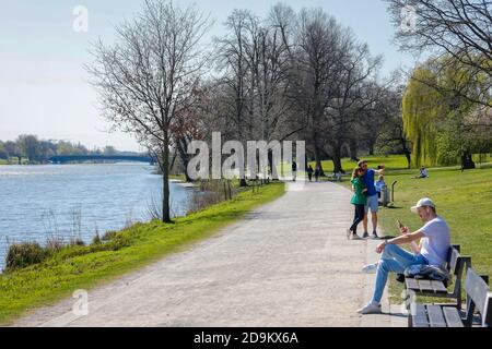 Muenster, Rhénanie-du-Nord-Westphalie, Allemagne, temps libre sur l'Aasee pendant la crise de la couronne, les jeunes marchent sur l'Aasee conformément à l'interdiction de contact. Banque D'Images