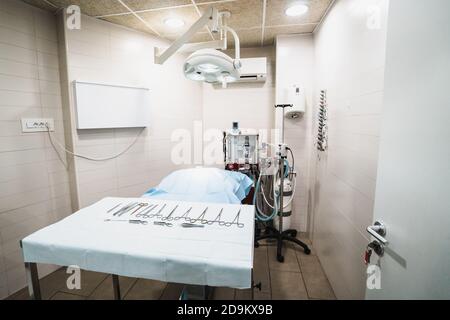 Table de chirurgie, salle de nettoyage pour les opérations, intruments sanitaires Banque D'Images