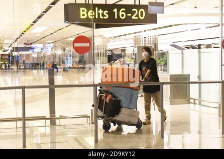 Singapour. 6 novembre 2020. Un voyageur chinois sort du hall des arrivées après avoir atterri à l'aéroport Changi de Singapour, le 6 novembre 2020. À partir du 6 novembre, Singapour permettra l'entrée de visiteurs de courte durée en provenance du continent chinois et, s'ils testent négatif de COVID-19, ils n'ont pas besoin de servir d'isolement de 14 jours, a déclaré l'Autorité de l'aviation civile de Singapour (CAAS). Crédit: Puis Chih Wey/Xinhua/Alay Live News Banque D'Images