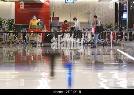 Singapour. 6 novembre 2020. Les voyageurs chinois récupèrent leurs bagages dans le hall des arrivées après avoir atterri à l'aéroport Changi de Singapour, le 6 novembre 2020. À partir du 6 novembre, Singapour permettra l'entrée de visiteurs de courte durée en provenance du continent chinois et, s'ils testent négatif de COVID-19, ils n'ont pas besoin de servir d'isolement de 14 jours, a déclaré l'Autorité de l'aviation civile de Singapour (CAAS). Crédit: Puis Chih Wey/Xinhua/Alay Live News Banque D'Images