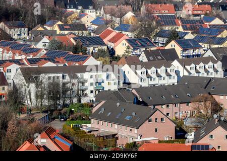 Essen, région de la Ruhr, Rhénanie-du-Nord-Westphalie, Allemagne, immeubles d'appartements avec de nombreux toits solaires, domaine d'habitation à Bottrop, ville d'innovation Ruhr, ville modèle Bottop Banque D'Images