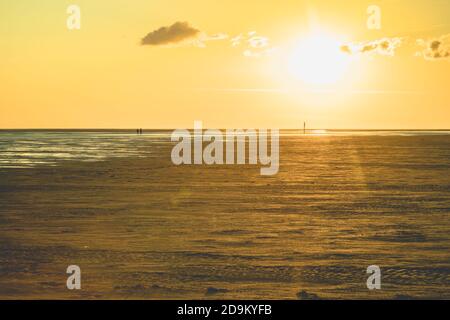 Vers le soleil, coucher de soleil, jeu de couleurs sur la mer du Nord dans la mer des Wadden, espace sans fin Banque D'Images