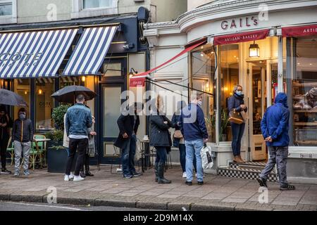 Des files d'attente se construisent à l'extérieur de la boulangerie de Gail dans le village de Wimbledon pendant le compte à rebours jusqu'au deuxième confinement du coronavirus en novembre 2020 dans toute l'Angleterre, au Royaume-Uni Banque D'Images