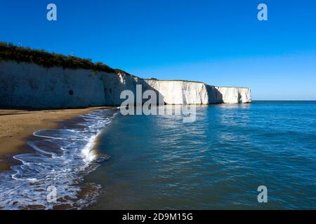 Vue aérienne des falaises de Chalk et d'une arche de mer, dans la baie de Kingsgate, Broadlaors Banque D'Images