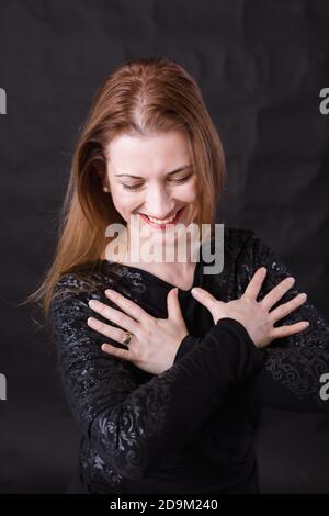 Belle dame avec un portrait de studio de cheveux de gingembre sur fond noir Banque D'Images