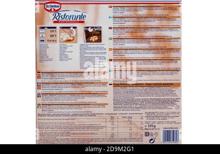 Informations sur le dos de la pizza surgelée Mozzarella du Dr Oetker Ristorante sur fond blanc Banque D'Images