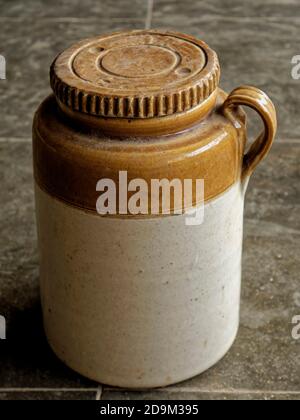 02 nov 2019 Vintage Dusty Traditional Ceramic Screw jar in Grenier de la vieille maison Badoli près d'Idar Samarkantha Gujarat Inde Banque D'Images