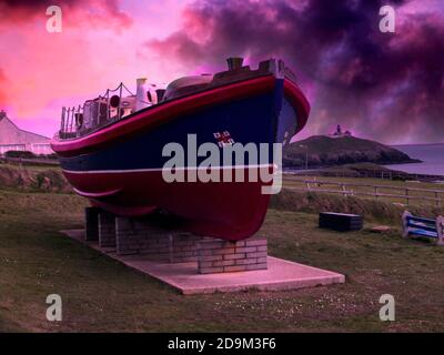 Le bateau antique situé sur la rive à Ballycotton, comté de Cork, Irlande Banque D'Images