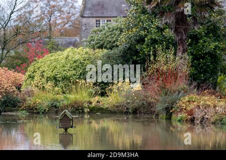 Kilver court House and Gardens, jardin historique au bord du lac à Shepton Mallet, Somerset, au Royaume-Uni, photographié en automne avec des feuilles sur les arbres en couleur Banque D'Images