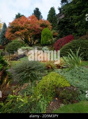 Kilver court House and Gardens, jardin historique au bord du lac à Shepton Mallet Somerset, photographié en automne avec des feuilles sur les arbres qui se colorent Banque D'Images