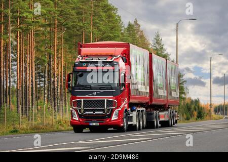 Red Volvo FH d'Uusioaines Oy charge de remorque d'agrégat de verre mousse Foamit le long de l'autoroute 2. Lohja, Finlande. 16 octobre 2020. Banque D'Images