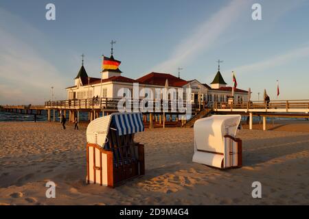 Chaises de plage et jetée sur la plage d'Ahlbeck dans la lumière du soir, Ostseebad Ahlbeck, Usedom, Mer Baltique, Mecklembourg-Poméranie occidentale, Allemagne Banque D'Images