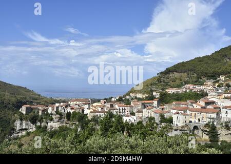 Vue panoramique sur Tortora, village rural dans les montagnes de la région Calabre, Italie. Banque D'Images