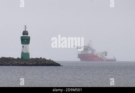 Sassnitz Mukran, Allemagne. 06e novembre 2020. Un navire russe spécial pour la construction du gazoduc Nord Stream 2 de la mer Baltique est amarré au large du port de Mukran sur Rügen. Le port est considéré comme le point de transbordement le plus important pour la construction du pipeline, dont l'achèvement que les États-Unis veulent empêcher. Les menaces de sanctions antérieures avaient conduit à la démolition du pipeline peu avant la fin des travaux de pose de tuyaux l'an dernier. Credit: Stefan Sauer/dpa-Zentralbild/dpa/Alay Live News Banque D'Images