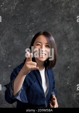 Belle femme coréenne vêtue de combinaison de studio portrait Banque D'Images