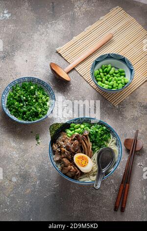 Soupe de ramen de Shio avec poulet, champignons, oignon et œuf, espace de copie plat Banque D'Images
