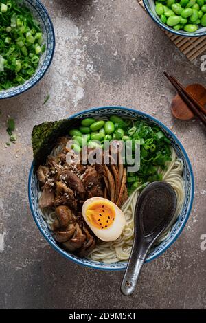 Soupe de poulet shio ramen ou bouillon salé, cuisine japonaise, espace de copie Banque D'Images