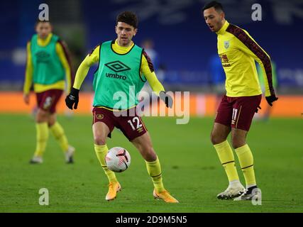 Robbie Brady de Burnley (à gauche) s'échauffe avant le match de la Premier League au stade AMEX de Brighton. Banque D'Images